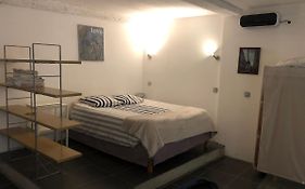 Studio centre ville proche gare avec cour privée